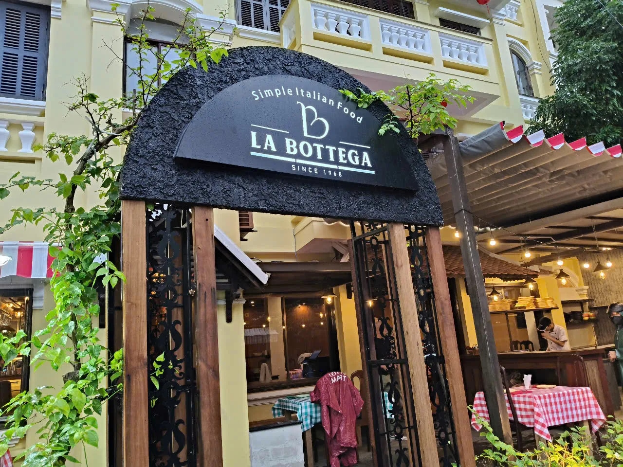 La Bottega Hoi An blends classic and contemporary Italian design to create a warm and inviting atmosphere